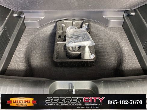 Used 2023 Jeep Cherokee Altitude Lux image 32