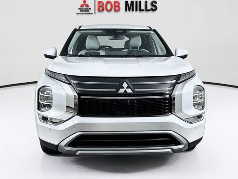 Used 2025 Mitsubishi Outlander SE FWD image 2