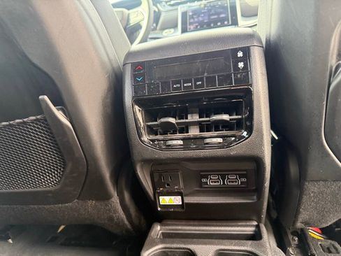 Used 2023 Jeep Grand Cherokee L Laredo image 17