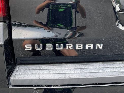 Used 2019 Chevrolet Suburban LT RWD image 8