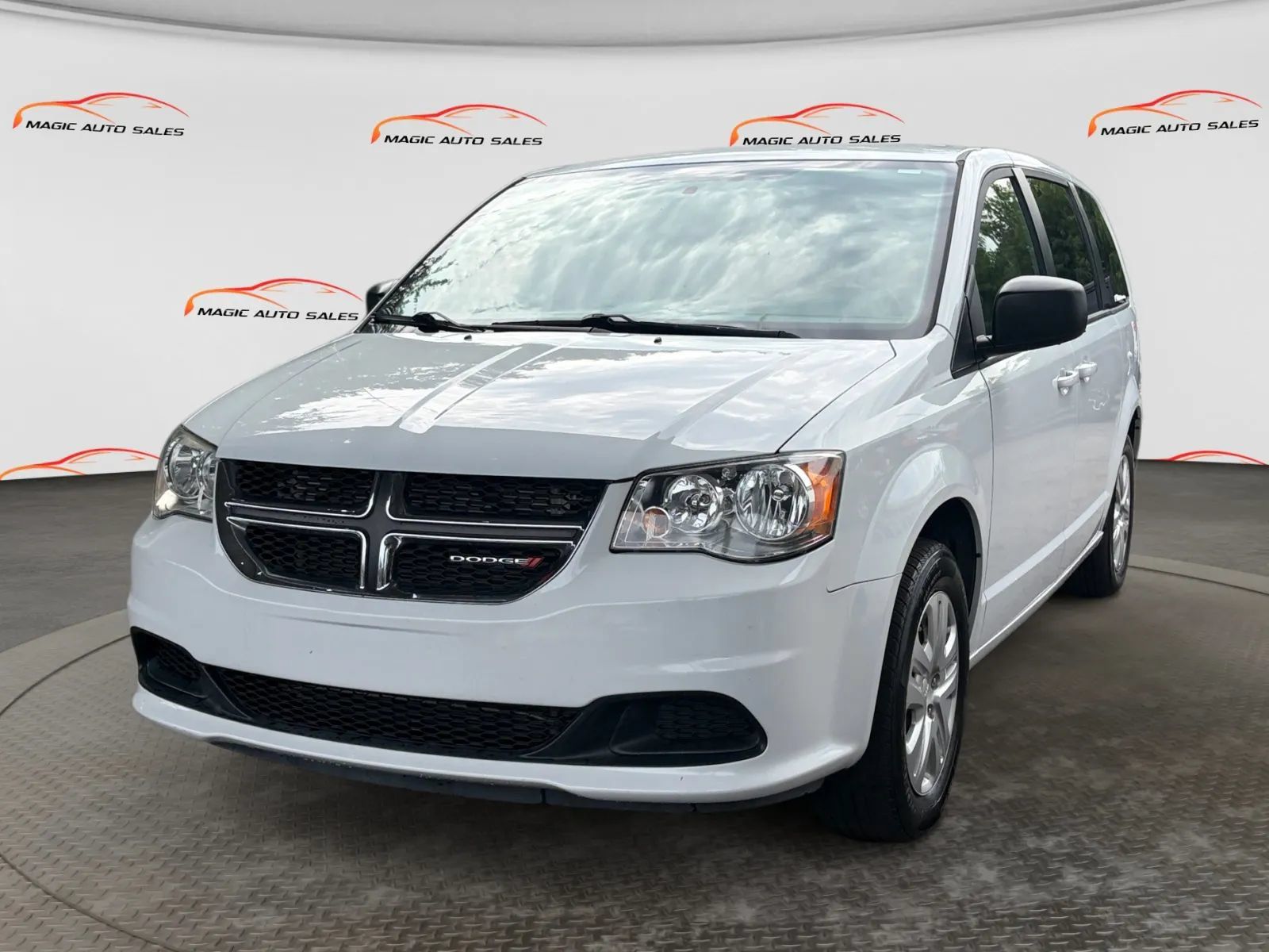 Used 2018 Dodge Grand Caravan SE w/ UConnect Hands-Free Group FWD image 1