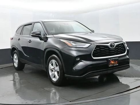 Used 2025 Toyota Highlander LE FWD image 2