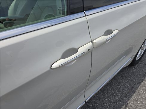 Used 2020 Chrysler Pacifica Touring-L FWD image 12