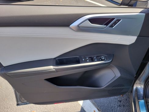 New 2026 Volkswagen Taos SE FWD image 21