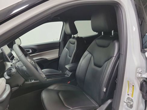 Used 2025 Jeep Compass Limited image 40