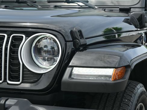 Used 2025 Jeep Wrangler Unlimited Sahara AWD/4WD image 6
