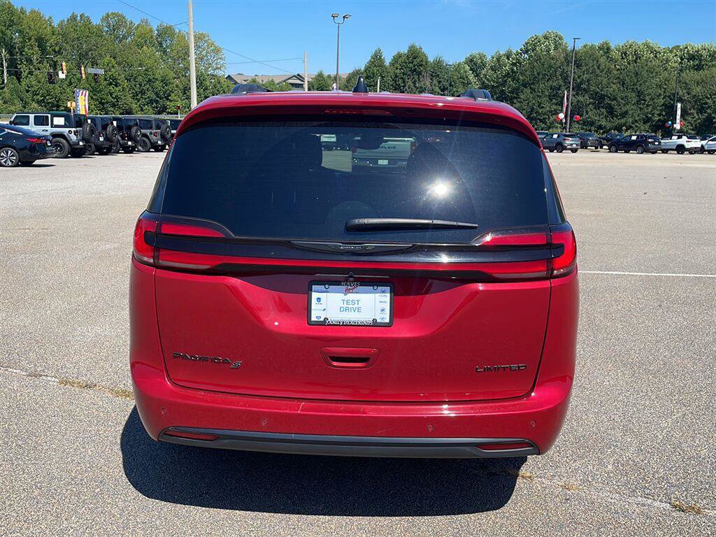 Used 2026 Chrysler Pacifica Limited w/ S Appearance Package FWD image 4