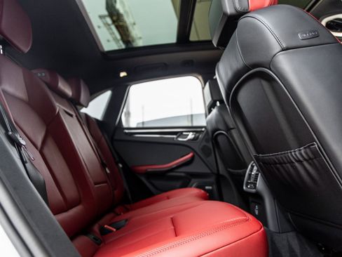 Certified 2025 Porsche Macan image 38