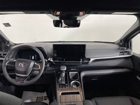 Used 2025 Toyota Sienna Limited AWD/4WD image 19