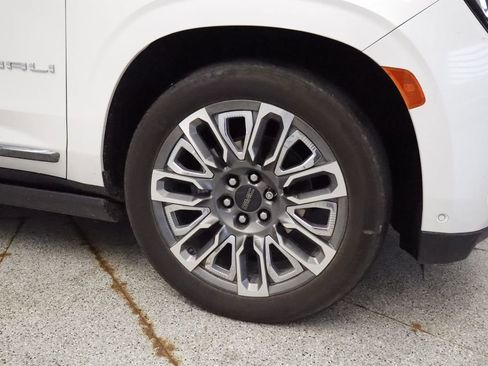 Used 2023 GMC Yukon Denali Ultimate AWD/4WD image 17