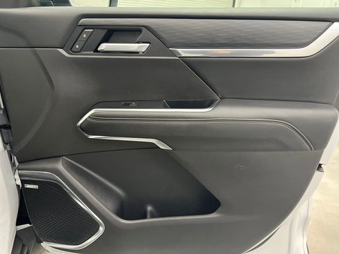 Used 2025 GMC Acadia Elevation image 29