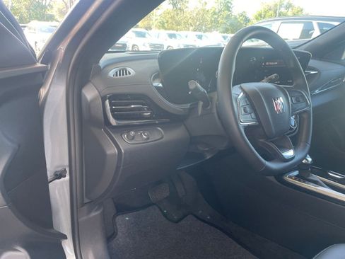 Used 2025 Buick Envista Sport Touring image 32