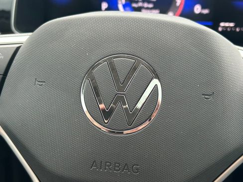 Used 2025 Volkswagen Jetta SE FWD image 37