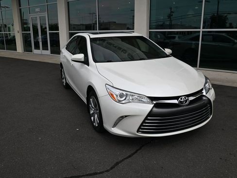 Used 2017 Toyota Camry XLE w/ Moonroof Package FWD image 5