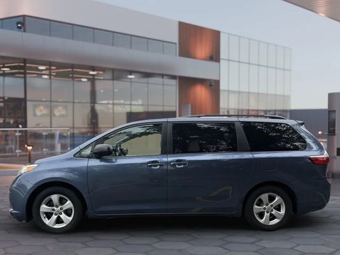 Used 2015 Toyota Sienna LE image 5