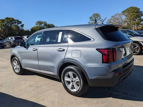 Certified 2023 Kia Sorento LX image 8