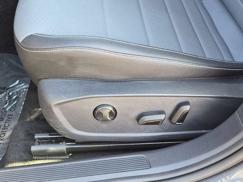 Used 2025 Volkswagen Jetta SE FWD image 24