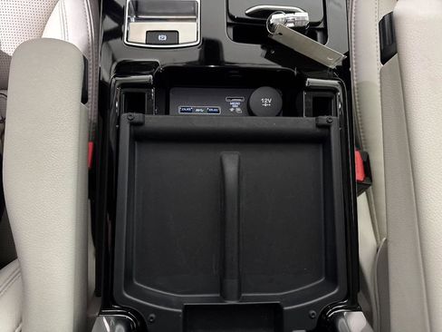 Used 2018 Land Rover Discovery HSE image 48