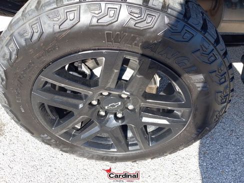 Used 2025 Chevrolet Silverado 1500 Custom Trail Boss w/ LPO, Dark Essentials Package image 3