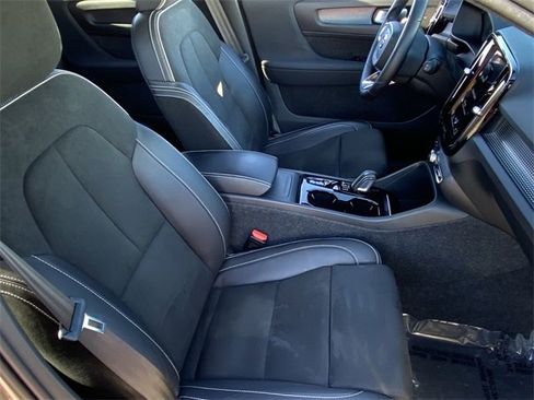 Used 2022 Volvo XC40 T5 R-Design w/ Advanced Package image 12