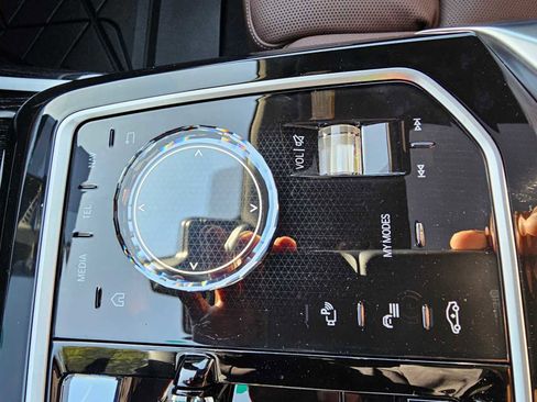 Used 2024 BMW i7 xDrive60 image 30