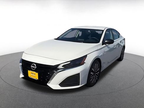 Used 2025 Nissan Altima 2.5 SV FWD image 8