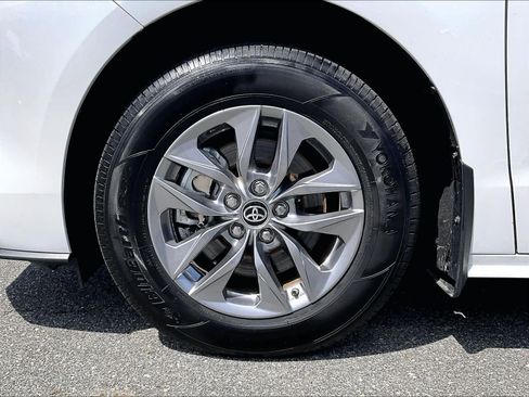 Used 2025 Toyota Sienna XLE w/ XLE Plus Package image 7