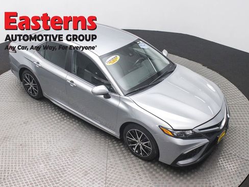 Used 2023 Toyota Camry SE FWD image 3
