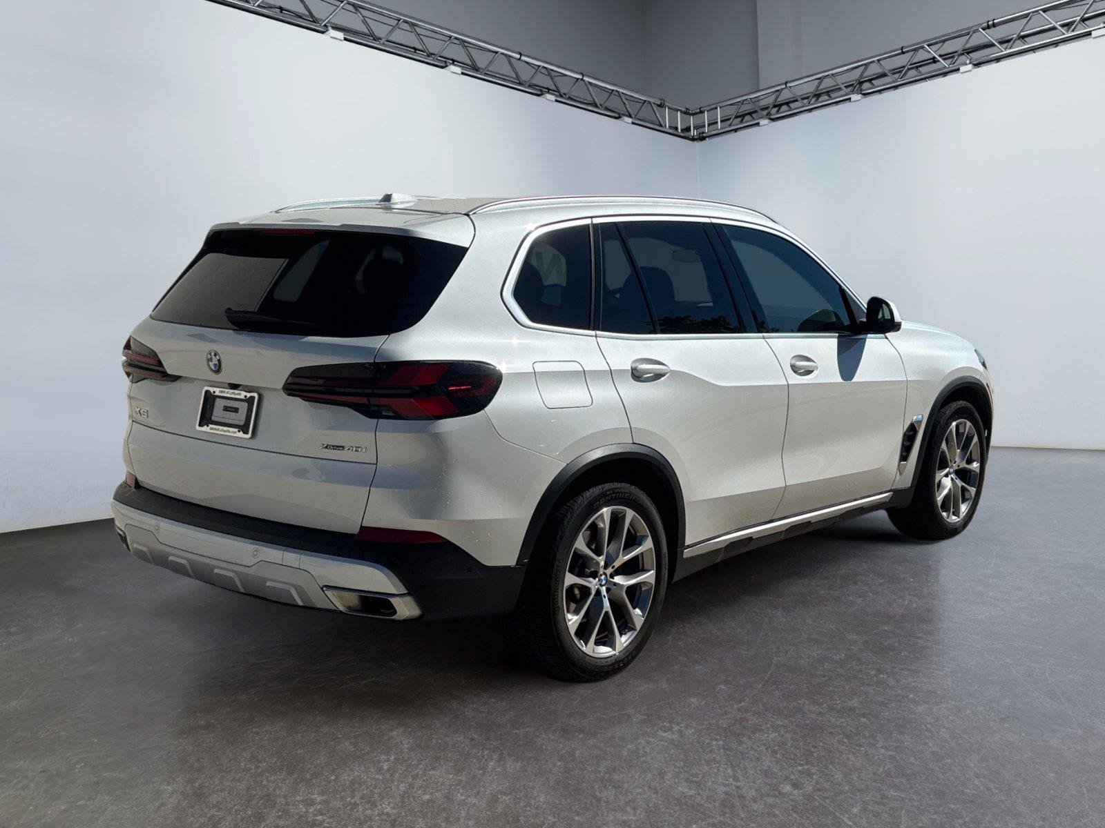 Used 2024 BMW X5 xDrive40i w/ Premium Package AWD/4WD image 3