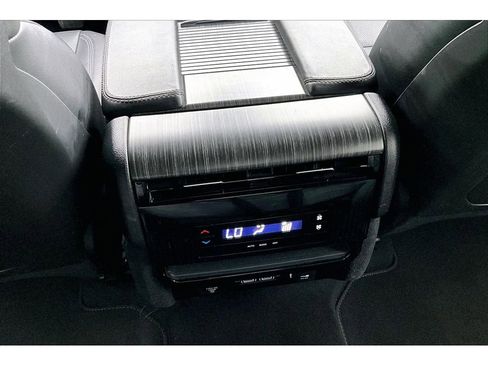 Certified 2024 Jeep Wagoneer Series II w/ Flexible Seating Group AWD/4WD image 31