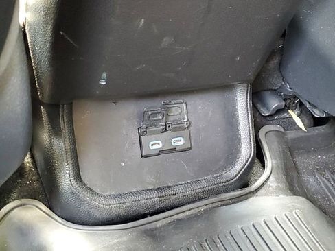 Used 2022 Toyota Highlander XLE AWD/4WD image 31