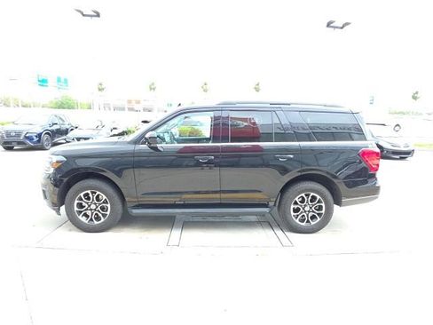 Used 2024 Ford Expedition XLT image 7