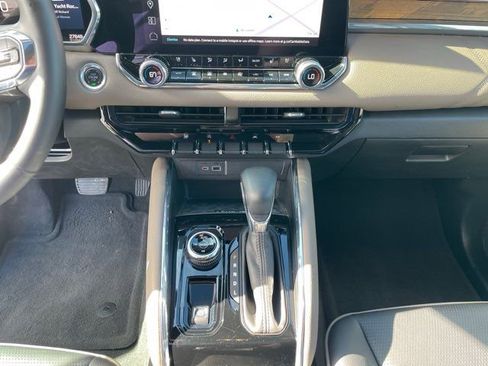 Used 2024 GMC Canyon Denali image 10