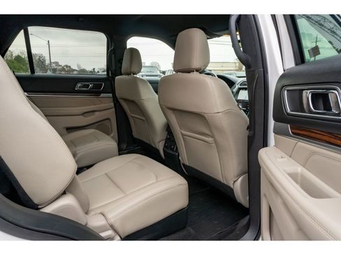 Used 2019 Ford Explorer Limited w/ Ford Safe & Smart Package image 17