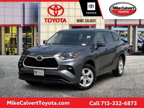 Certified 2025 Toyota Highlander LE FWD image 1