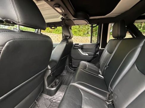 Used 2018 Jeep Wrangler Unlimited Sahara w/ Connectivity Group AWD/4WD image 34