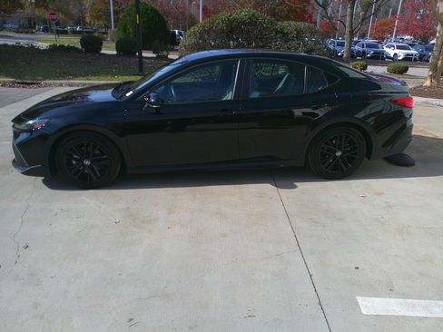 Used 2025 Toyota Camry SE image 9