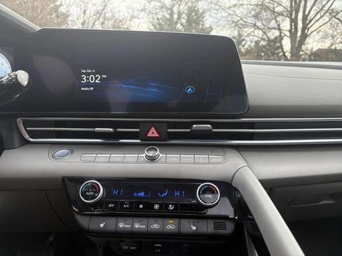 Used 2025 Hyundai Elantra SEL image 18