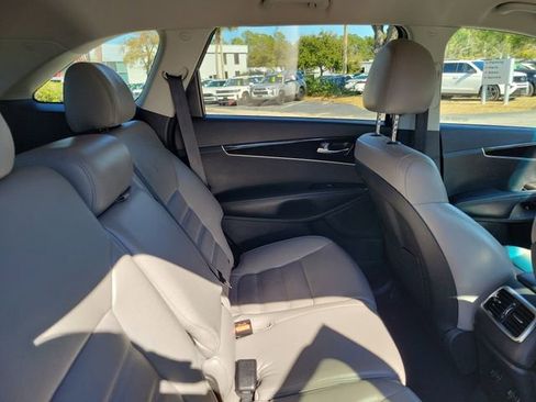 Used 2020 Kia Sorento LX image 29