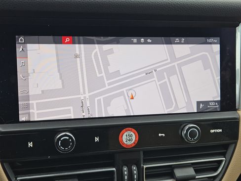 Certified 2025 Porsche Macan image 17