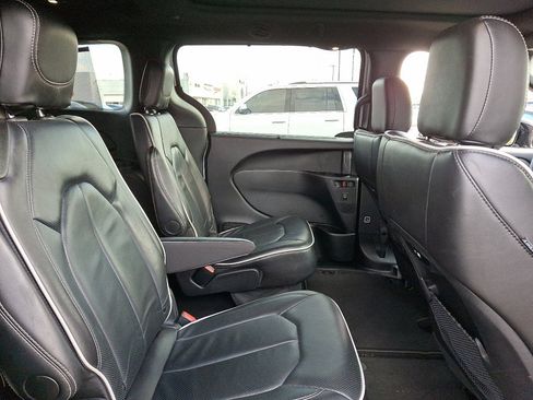Used 2025 Chrysler Pacifica Limited image 15