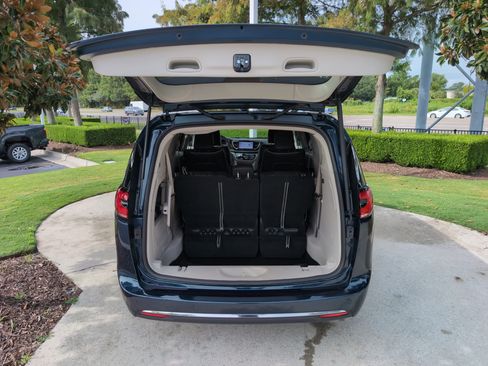 Used 2023 Chrysler Pacifica Limited FWD image 33