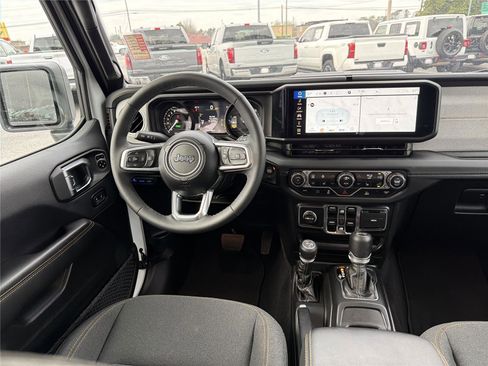Used 2025 Jeep Wrangler Sahara image 23