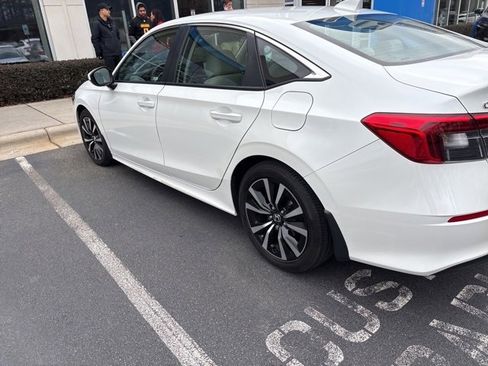 Used 2023 Honda Civic EX image 9