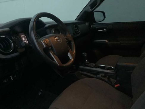 Used 2018 Toyota Tacoma TRD Sport image 3