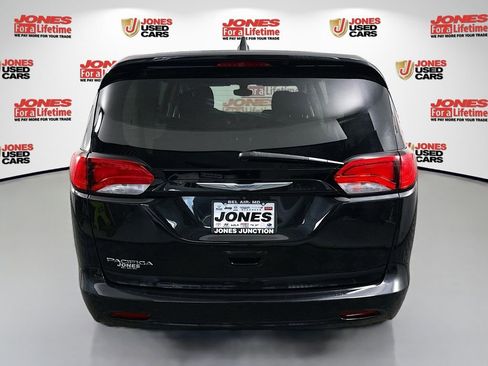 Used 2017 Chrysler Pacifica Touring w/ Tire & Wheel Group FWD image 13