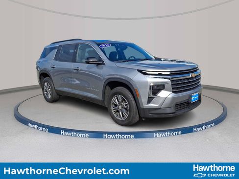 Used 2024 Chevrolet Traverse LT AWD/4WD image 1