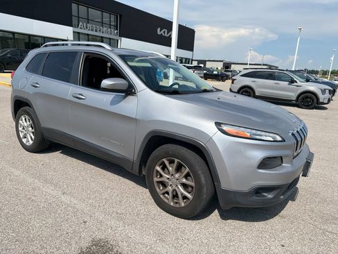Used 2017 Jeep Cherokee Latitude w/ Cold Weather Group AWD/4WD image 4