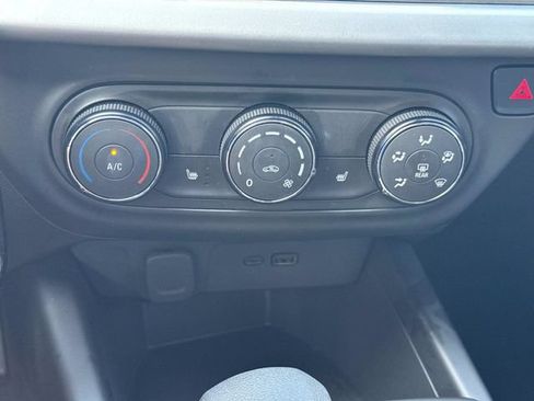 Used 2025 Chevrolet Trax LS w/ LS Convenience Package FWD image 31