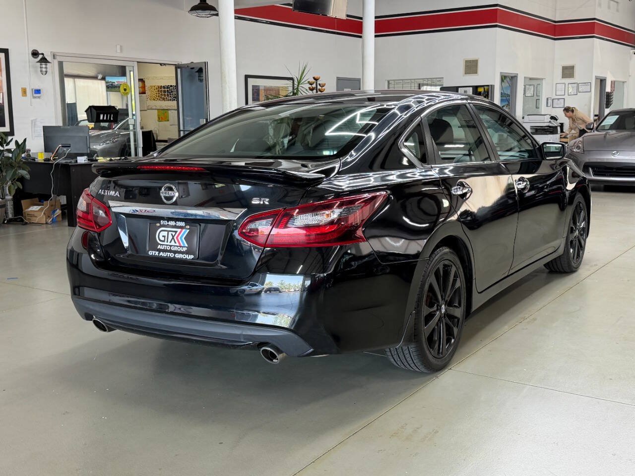 Used 2017 Nissan Altima 2.5 SR w/ Midnight Edition Package FWD image 2